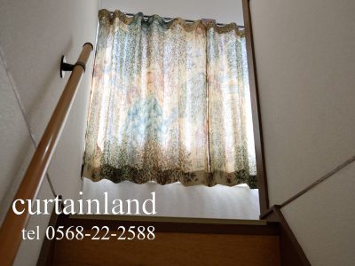 階段を上がるとモリスカーテン