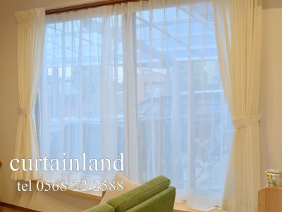 グリーンのソファとホワイトのリネンカーテン