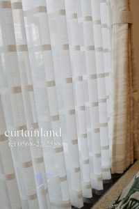 ざっくりとした質感に太めのボーダー柄のレースカーテン