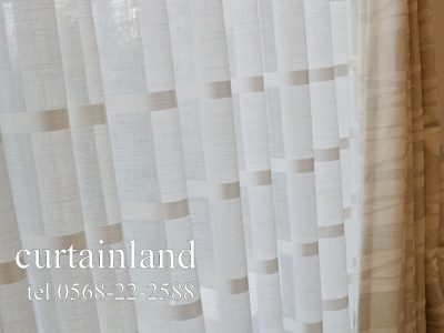 ざっくりとした質感に太めのボーダー柄のレースカーテン