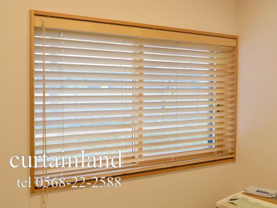 和室に木製ブラインド
