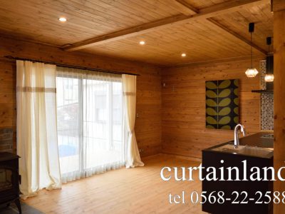 ログハウスにリネンカーテンを合わせた施工事例