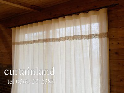 ログハウスに飾りレース付きのリネンカーテン