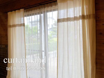 ログハウスにリネンのフラットカーテン