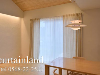 塗り壁にリネンカーテンのインテリア