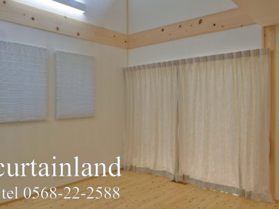 異なる生地でプレーンシェードとカーテンのコーディネート