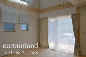 マリンブルーのリネンとヘリンボーンリネンカーテン