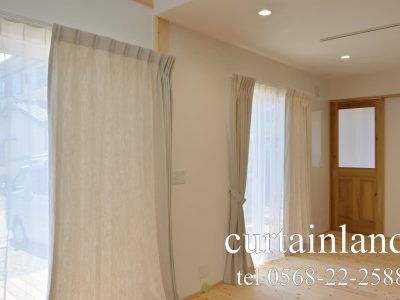 南に2窓の掃出窓のあるリビングのカーテン