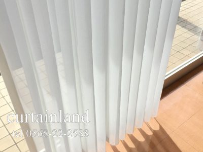 ファブリックの美しさをまとった縦型ブラインド