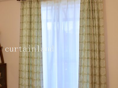 ピンクの壁にマリメッコカーテン