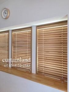 木のフシを装飾にした木製ブラインド