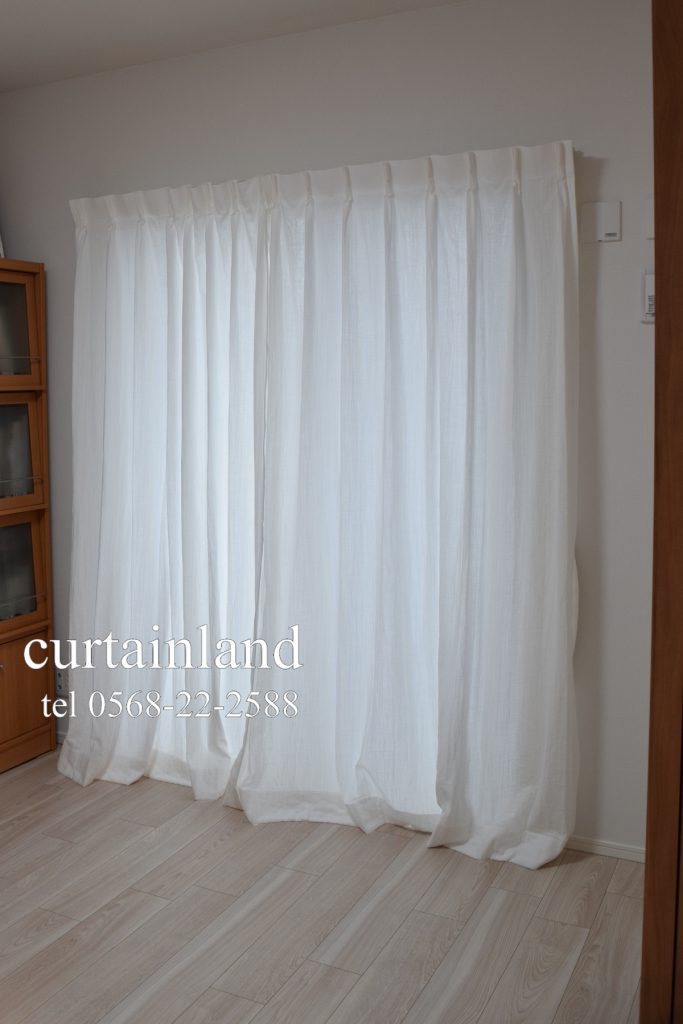 洋室掃出し窓に自然素材のカーテン