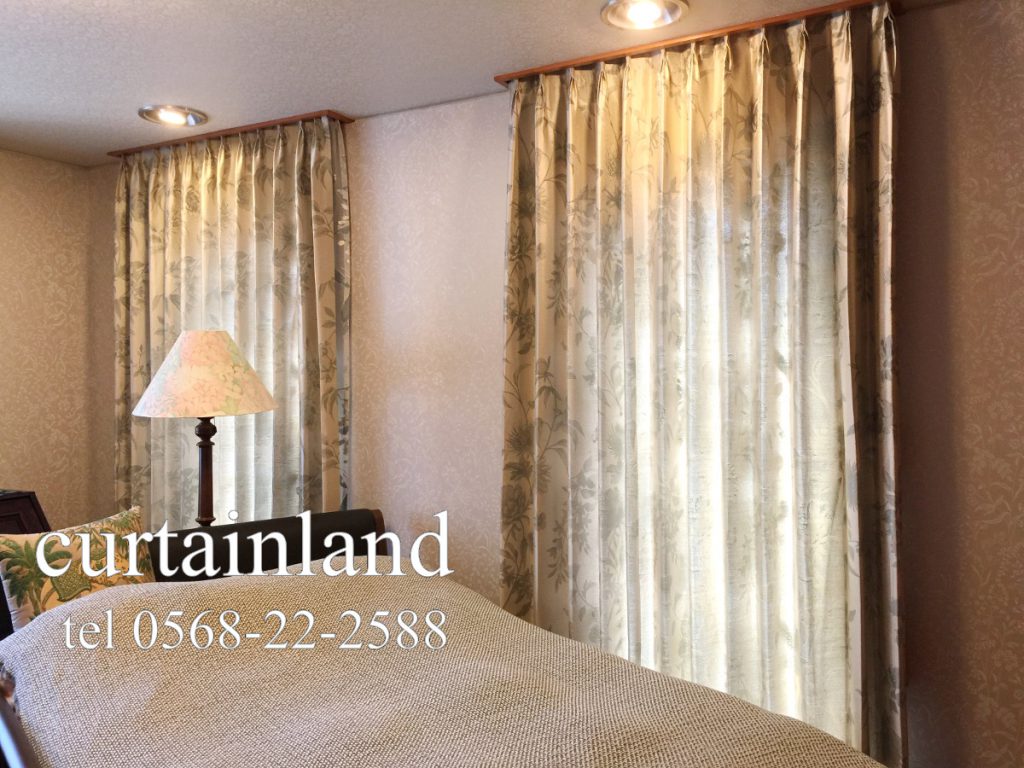 寝室に高級感溢れるシャンパンゴールドのジャガード生地のドレープカーテン