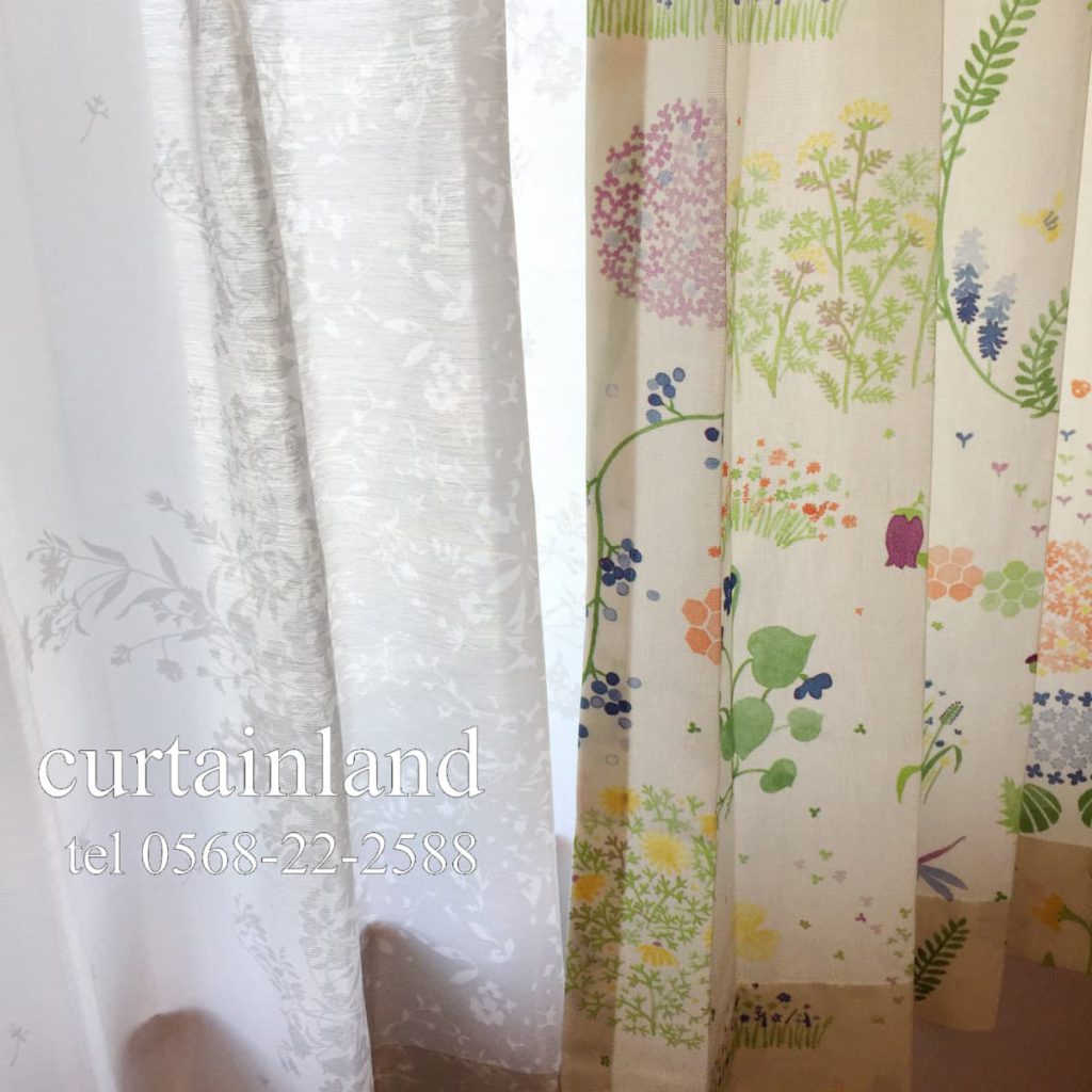 岡里恵子のカーテン「ハイドアンドシークと花柄レース」