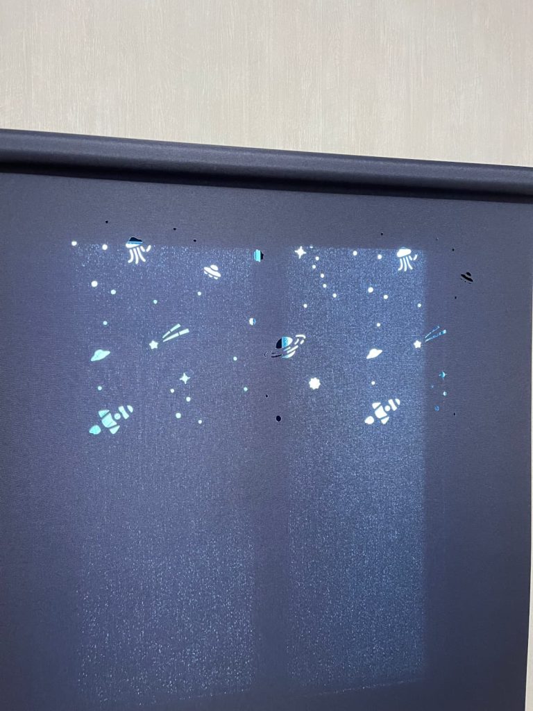 宇宙の柄のロールスクリーン