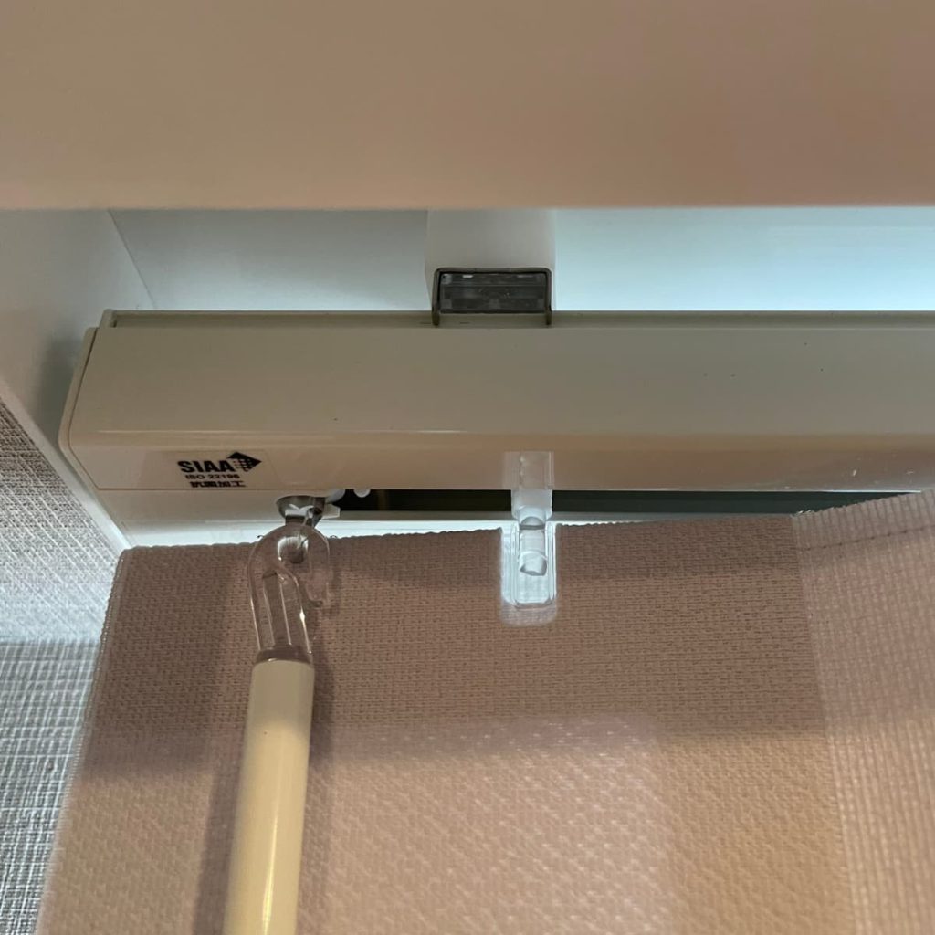 カーテンボックスにスペーサー付けで調光タテ型ブラインドを取り付け