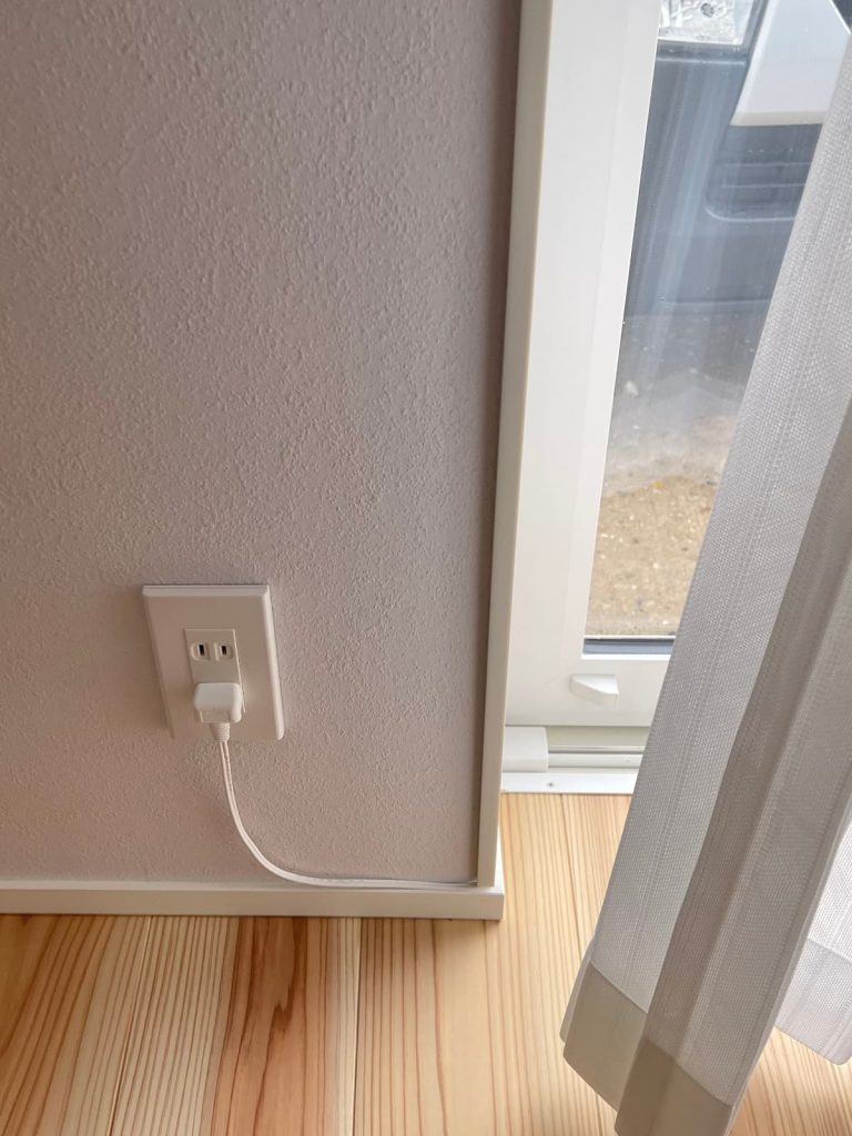 電動ロールスクリーン 配線モールから電源コンセントまで