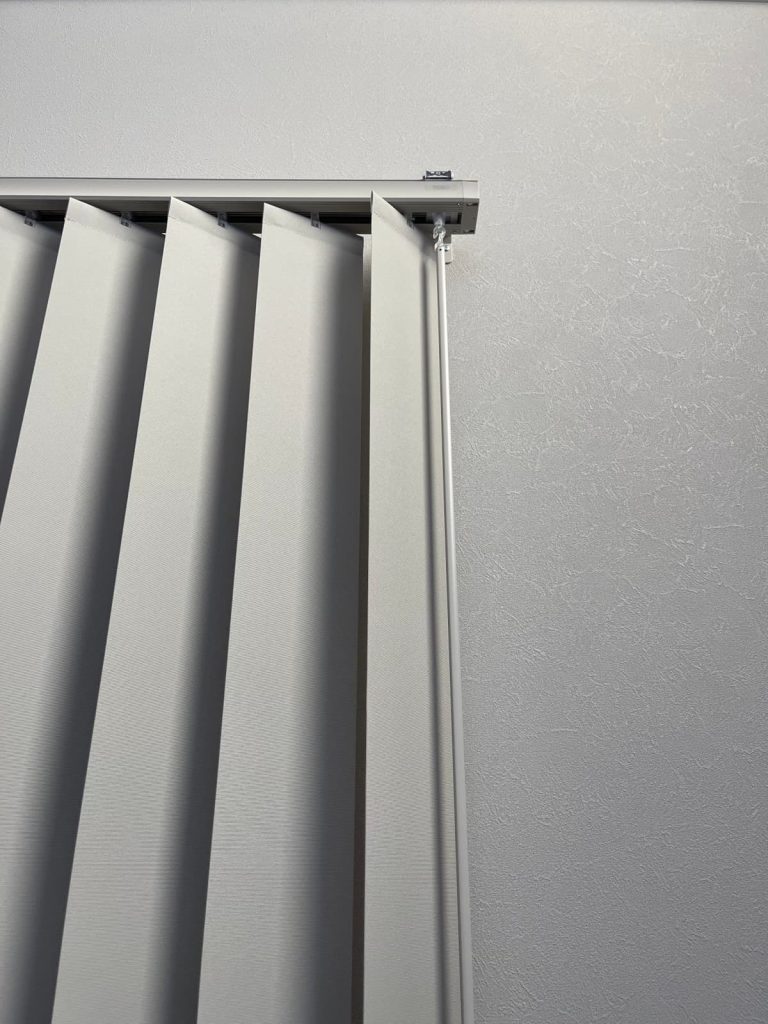 TOSOバーチカルブラインド グレージュ色