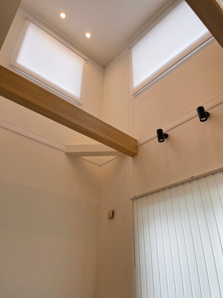 吹き抜け窓にロールスクリーン