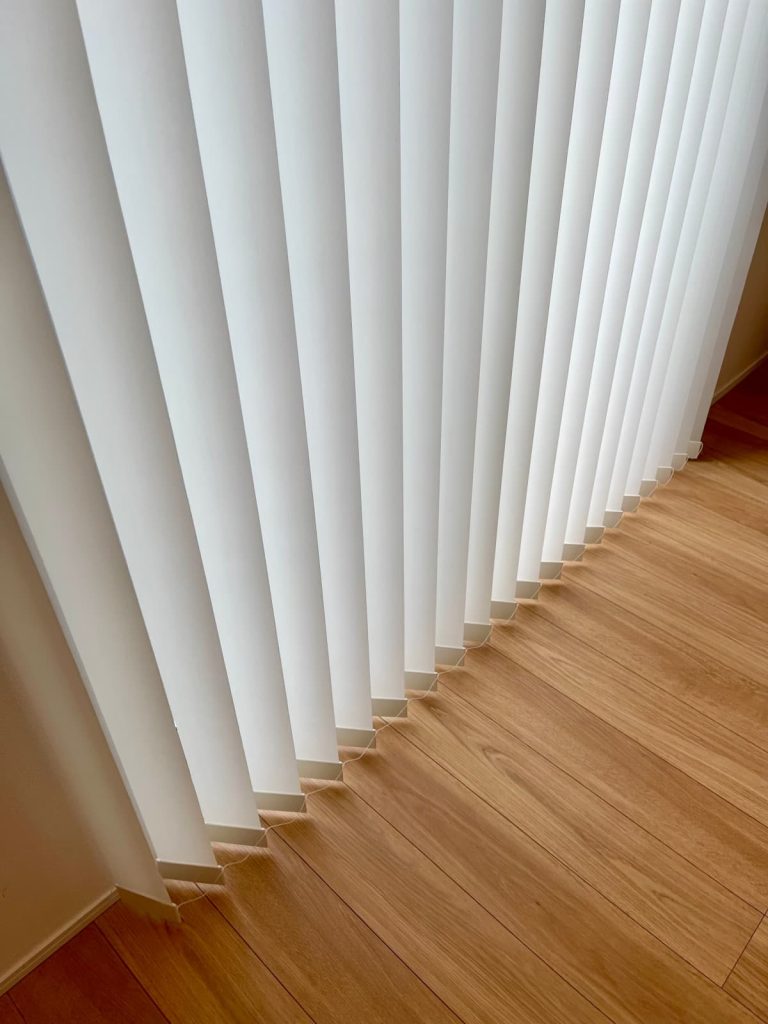 すりガラス調のバーチカルブラインド