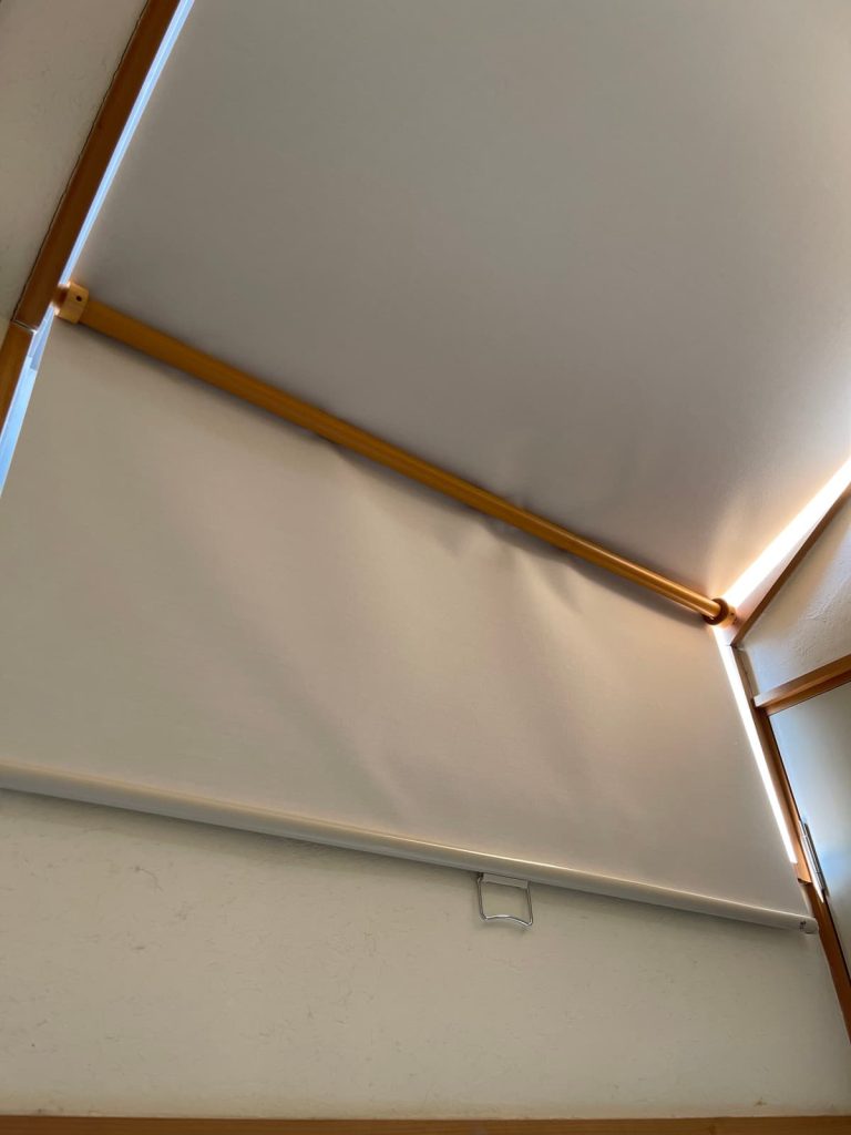 サンルームの傾斜変形窓に遮光ロールスクリーン