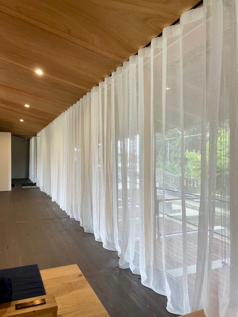 全面ガラスにリネンカーテン