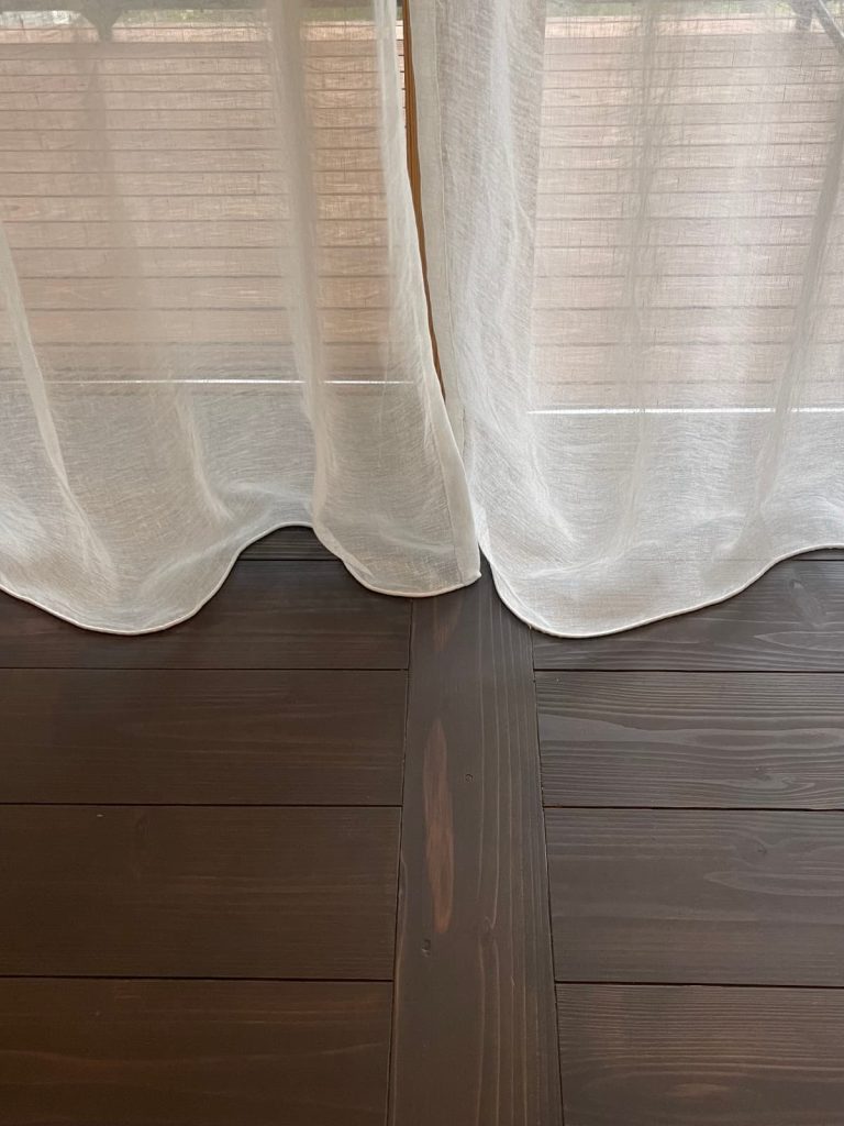 リネンカーテンの裾が床についている状態