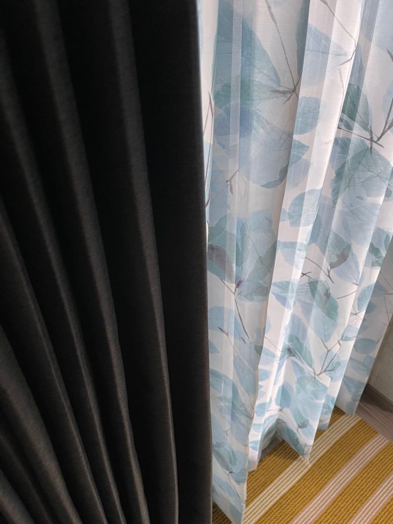 ネイビーのドレープカーテンとブルーの葉っぱ柄のレースカーテン