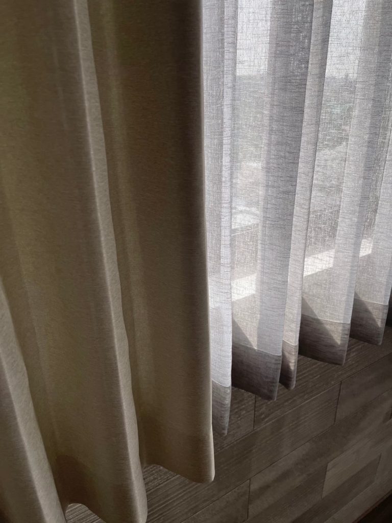 グレーの麻調レースカーテン