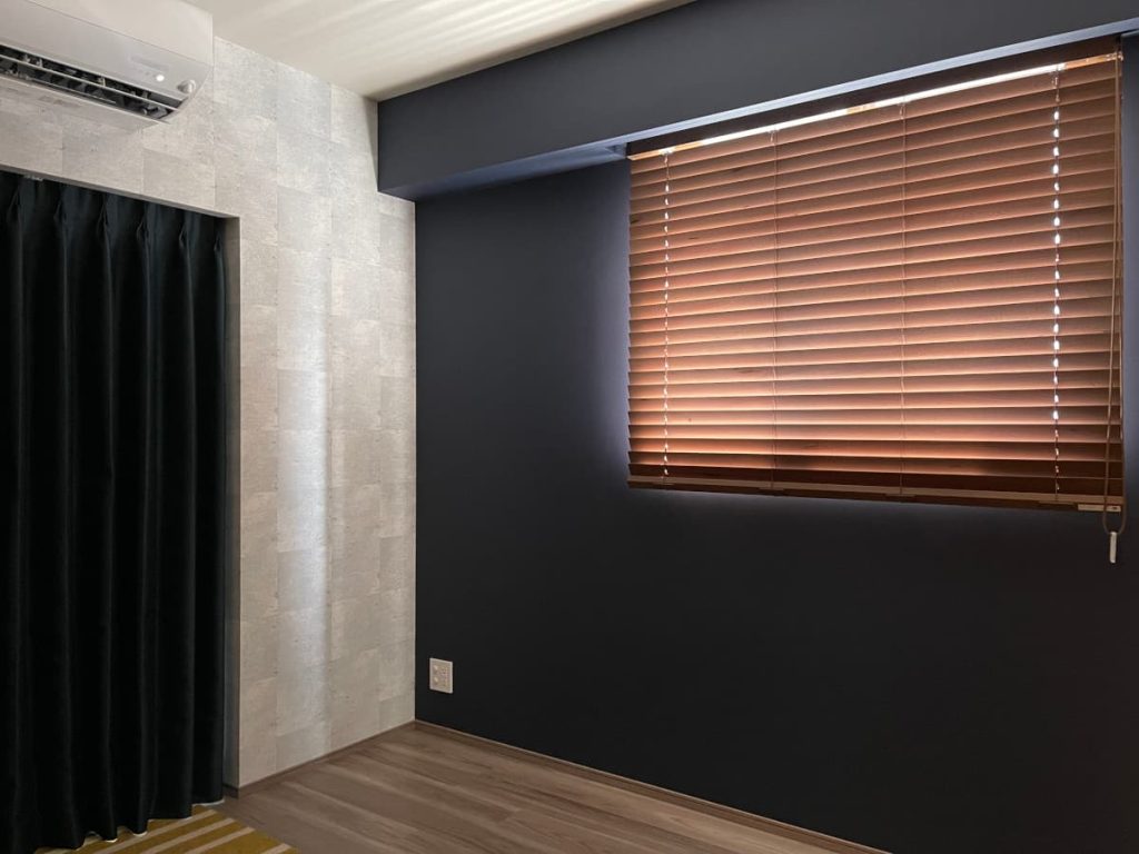 ネイビーのアクセントクロスとネイビーのカーテンとウッドブラインド