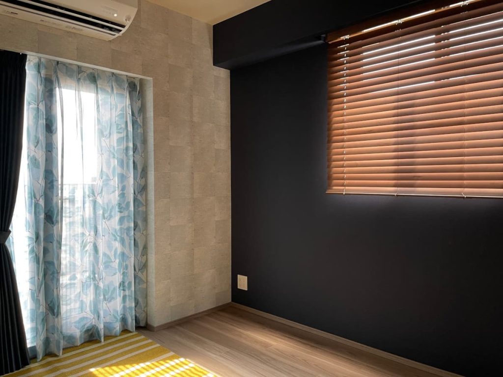 ブルーのレースカーテンとウッドブラインド